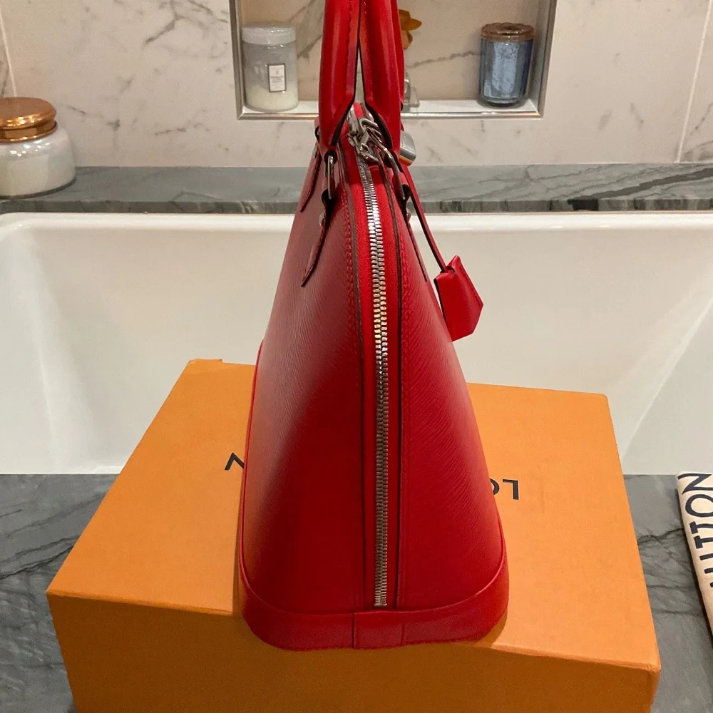 EUC Louis Vuitton Alma PM Epi leather “Cocquelicot” with crossbody strap red - Picture 3 of 16